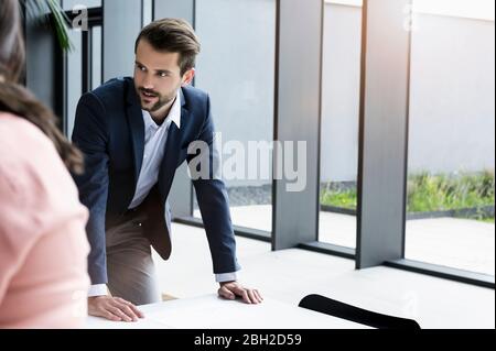 Ritratto di uomo d'affari sicuro in una riunione in ufficio