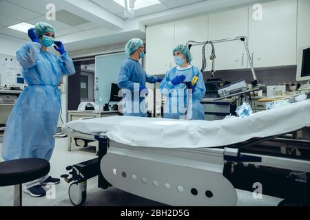 Medici in sala trauma di un ospedale Foto Stock