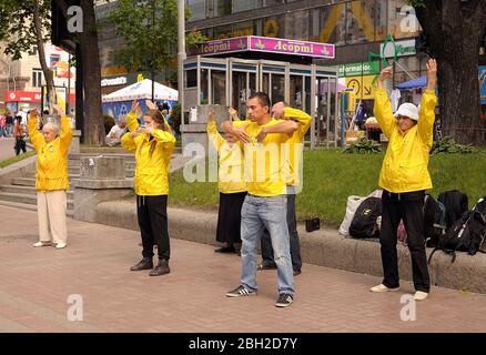 Seguaci del movimento religioso Falun dafa che fa ginnastica respiratoria Chi Kung in strada Foto Stock