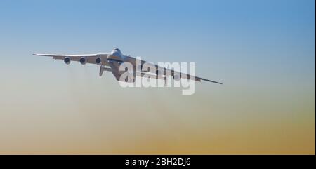 Ucraina, Kiev - 23 aprile 2020: Aereo da carico ucraino AN-225 Mriya Antonov è isolato su uno sfondo pianura. Vola nel cielo. Il più grande aereo Foto Stock