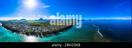 Mauritius, Fiume Nero, Flic-en-Flac, panorama in elicottero di sole che splende sull'Oceano Indiano e villaggio costiero Foto Stock