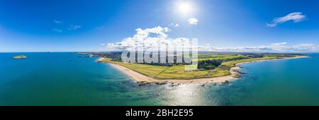 Regno Unito, Scozia, Berwick del Nord, panorama aereo di Firth of Forth e città di mare in estate Foto Stock