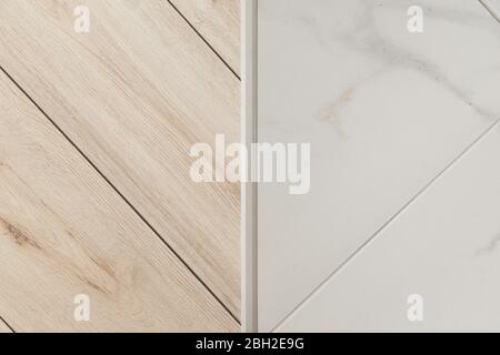 Fascia in alluminio per giunti a pavimento in laminato e piastrelle, connettore per pavimenti, listello decorativo o davanzale Foto Stock