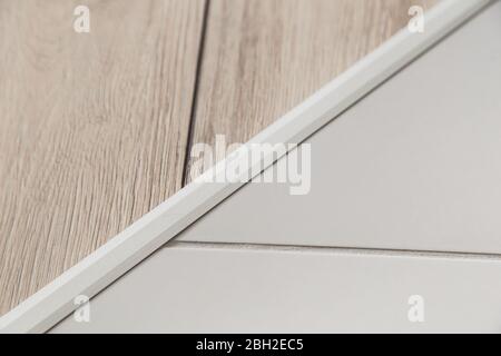 Fascia in alluminio per giunti a pavimento in laminato e piastrelle, connettore per pavimenti, listello decorativo o davanzale Foto Stock