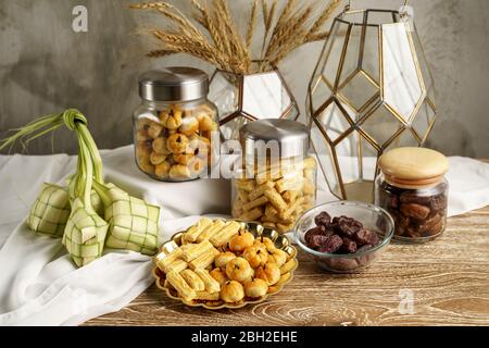 torta ramadan. ketupat e torta di nastar sulla decorazione del contenitore per la celebrazione di ramadan kareem di eid mubarak Foto Stock
