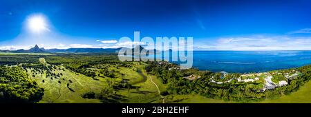 Mauritius, Fiume Nero, Flic-en-Flac, panorama in elicottero di sole che splende sull'Oceano Indiano e villaggio costiero Foto Stock