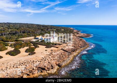 Spagna, Isole Baleari, Maiorca, Vista aerea del faro di Cap de ses Salines Foto Stock