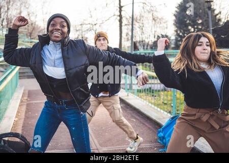 Giovani ballerini che si esibiscono in un parco skate Foto Stock