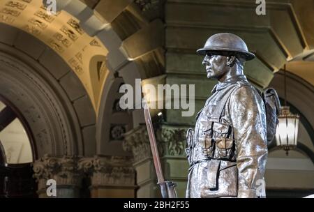 Statue di soldati in piedi guardia al Cenotaph in Martin Place accanto al General Post Office, Sydney, Australia. Foto Stock