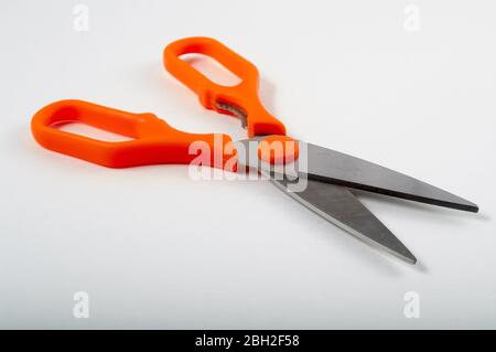 Forbici da cucina moderna in acciaio con manici in plastica arancione isolati su sfondo bianco Foto Stock