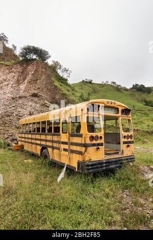 Costa Rica, Puntarenas, Monteverde, abbandonato bus scolastico Foto Stock