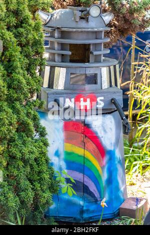 Westcliff on Sea, Essex, Regno Unito. 23 aprile 2020. Un Dalek fatto in casa, un personaggio della serie televisiva BBC Dr Who, è stato decorato con contrassegni NHS in onore del Servizio sanitario Nazionale durante il periodo di pandemia Coronavirus COVID-19. Westcliff on Sea è un distretto di Southend on Sea, e il Dalek è vicino all’ospedale della città su una strada spesso utilizzata dal personale e dalle ambulanze che viaggiano da e per l’ospedale Foto Stock