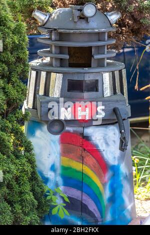 Westcliff on Sea, Essex, Regno Unito. 23 aprile 2020. Un Dalek fatto in casa, un personaggio della serie televisiva BBC Dr Who, è stato decorato con contrassegni NHS in onore del Servizio sanitario Nazionale durante il periodo di pandemia Coronavirus COVID-19. Westcliff on Sea è un distretto di Southend on Sea, e il Dalek è vicino all’ospedale della città su una strada spesso utilizzata dal personale e dalle ambulanze che viaggiano da e per l’ospedale Foto Stock