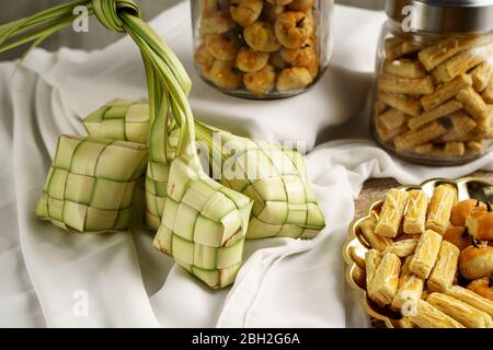 ketupat e spuntini per eid mubarak. cucina di celebrazione musulmana Foto Stock