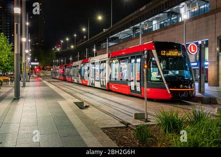 Il tram della linea 2 parcheggiato alla stazione di Circular Quay a Sydney di notte, Australia. Foto Stock