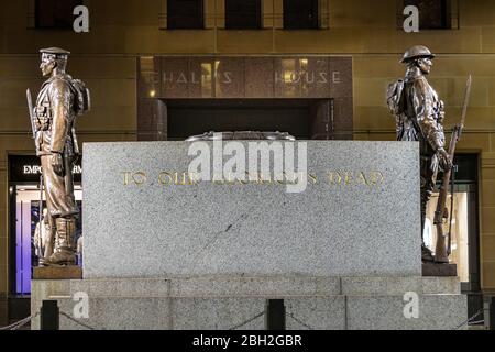 Statue di soldati in piedi guardia al Cenotaph in Martin Place accanto al General Post Office, Sydney, Australia. Foto Stock