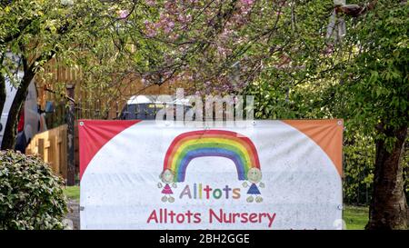 Glasgow, Scozia, Regno Unito, 23 aprile 2020: Le morti crescenti della casa di cura hanno visto un sostegno per l'arcobaleno di NHS comparire sulla casa di cura di Oakbridge e una casa di asilo di Alltots sulla strada occidentale grande con i disegni della finestra e un saluto calcato nelle case nella zona. Gerard Ferry/Alamy Live News Foto Stock