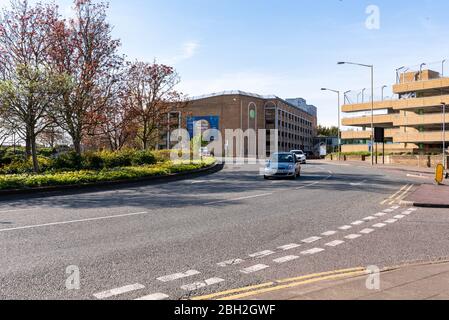 L'ora di punta del centro di Peterborough durante il covid-19 Coronavirus. Poco traffico è sulla strada durante l'ora di punta serale Foto Stock