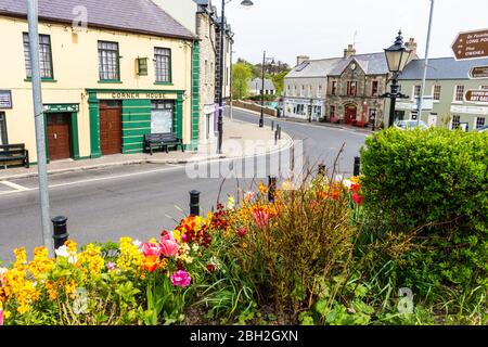 Ardara, Contea di Donegal, Irlanda. 23 aprile 2020. Le strade deserte e i bar e i negozi chiusi che normalmente sarebbero occupati dai turisti in questo periodo dell'anno. Ardara e molte città costiere simili dipendono fortemente dall'industria turistica che, a causa del Coronavirus, Covid19, pandemia, è stata devastata quest'anno. Ardara è una città patrimonio sulla rotta turistica della "Wild Atlantic Way" sulla costa nord-occidentale dell'Irlanda. Foto Stock