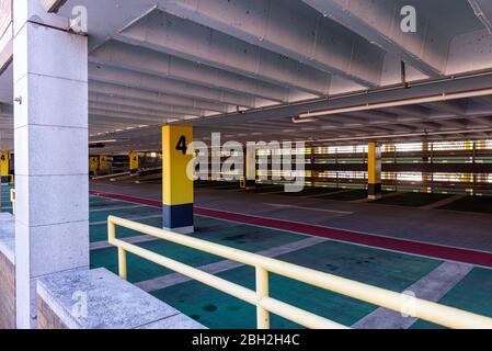 Parcheggio giallo nel centro di Peterborough chiuso e vuoto durante il convid-19 di coronavirus Foto Stock