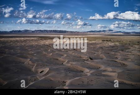 USA, California, fotografia aerea di basso livello delle dune di Cadice nel deserto di Mojave Foto Stock