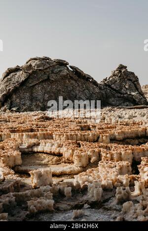 Bellissimo paesaggio vulcanico contro il cielo a Dallol Geotermia zona in Danakil depressione, Etiopia, Afar Foto Stock