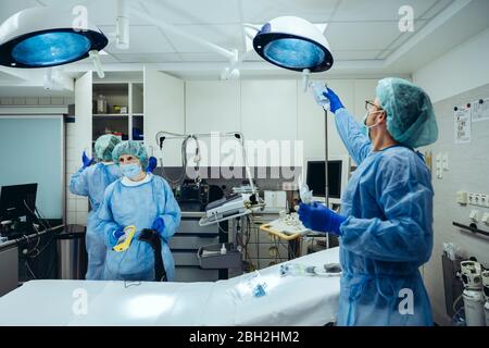 Medici che preparano la stanza di trauma di un ospedale Foto Stock