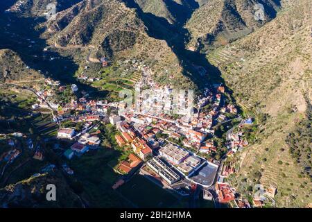 Spagna, Provincia di Santa Cruz de Tenerife, Vallehermoso, veduta aerea della città situata nella valle collinare dell'isola di la Gomera Foto Stock