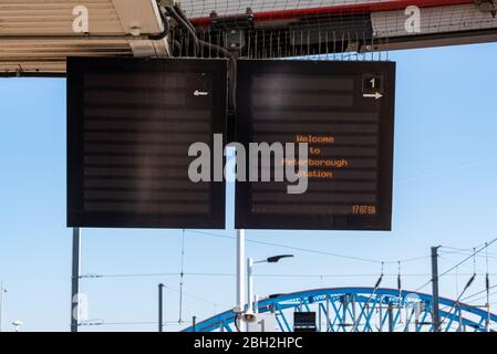 Stazione ferroviaria di Peterborough durante l'ora di punta durante l'orario di chiusura del cavid-19 del coronavirus. La piattaforma e l'atrio sono vuoti mentre le persone lavorano da casa Foto Stock