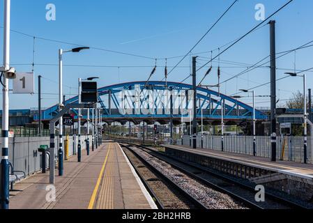 Stazione ferroviaria di Peterborough durante l'ora di punta durante l'orario di chiusura del cavid-19 del coronavirus. La piattaforma e l'atrio sono vuoti mentre le persone lavorano da casa Foto Stock