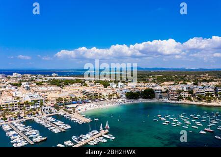 Spagna, Isole Baleari, Colonia di Sant Jordi, veduta aerea del porto della città costiera Foto Stock