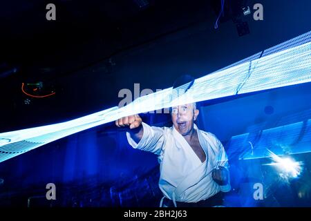 Composto di uomo anziano che pratica il karate Foto Stock