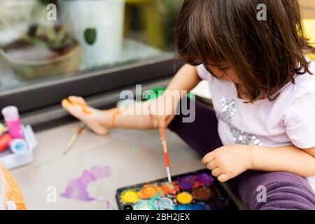 Bambina pittura con acquarelli Foto Stock