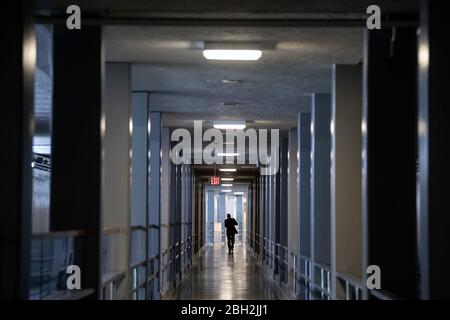 Washington, DC, USA. 23 aprile 2020. Una persona di prestito cammina attraverso la metropolitana del Campidoglio degli Stati Uniti durante la pandemia Coronavirus COVID-19 il giovedì 23 aprile 2020. La Camera dovrebbe votare e approvare un piano di aiuti di 500 miliardi di dollari per Coronavirus che include fondi aggiuntivi per il programma di prestiti alle piccole imprese, nonché per gli ospedali e i test. Foto di Kevin Dietsch/UPI Credit: UPI/Alamy Live News Foto Stock