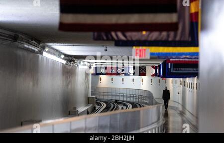 Washington, DC, USA. 23 aprile 2020. Una persona di prestito cammina attraverso la metropolitana del Campidoglio degli Stati Uniti durante la pandemia Coronavirus COVID-19 il giovedì 23 aprile 2020. La Camera dovrebbe votare e approvare un piano di aiuti di 500 miliardi di dollari per Coronavirus che include fondi aggiuntivi per il programma di prestiti alle piccole imprese, nonché per gli ospedali e i test. Foto di Kevin Dietsch/UPI Credit: UPI/Alamy Live News Foto Stock