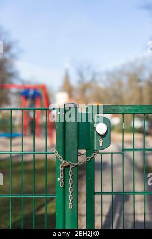 Germania, Brandeburgo, porta di parco giochi bloccato a causa del coprifuoco durante l'epidemia COVID-19 Foto Stock