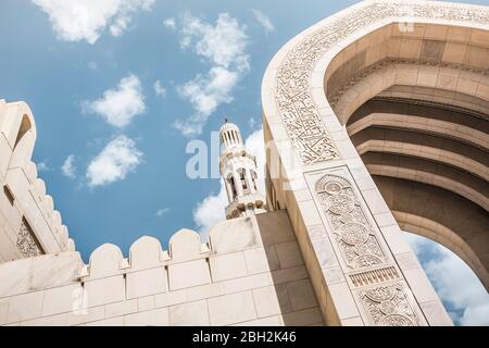 Oman, Mascate, vista ad angolo basso dell'arco esterno della Grande Moschea del Sultano Qaboos Foto Stock