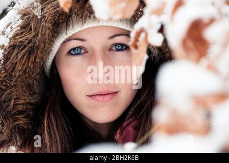 Ritratto di giovane donna con occhi blu in inverno Foto Stock