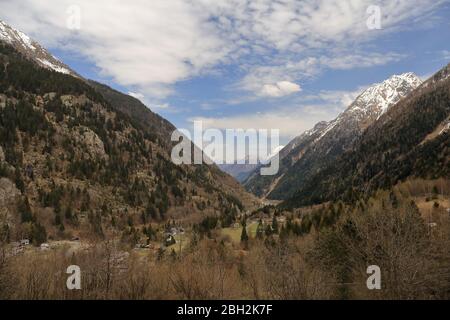 Vista sui boschi e sulle montagne vicino a Macugnaga, Italia. Foto Stock