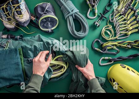 Vista dall'alto degli utensili da arrampicata per l'imballaggio dell'uomo Foto Stock