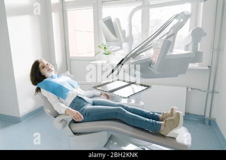 Giovane donna sicura in attesa di trattamento in clinica dentale Foto Stock