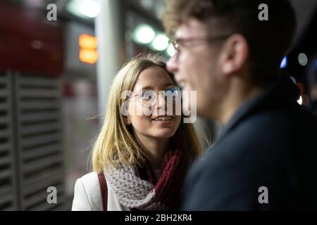 Ritratto di giovane donna sorridente che guarda il suo ragazzo Foto Stock