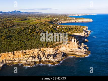 Spagna, Isole Baleari, Santanyi, Vista aerea delle scogliere costiere e Torre den Beu Foto Stock