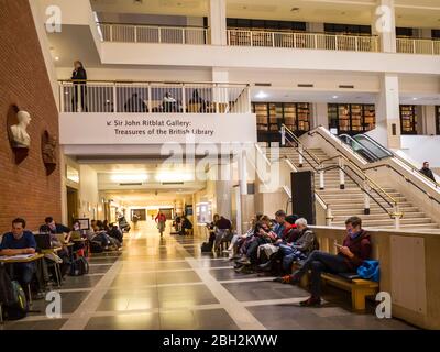 LONDRA- Vista interna della British Library su Euston Road- la biblioteca nazionale del Regno Unito Foto Stock