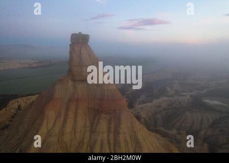 Spagna, Navarra, veduta aerea del pinnacolo di roccia di Castildetierra al crepuscolo Foto Stock