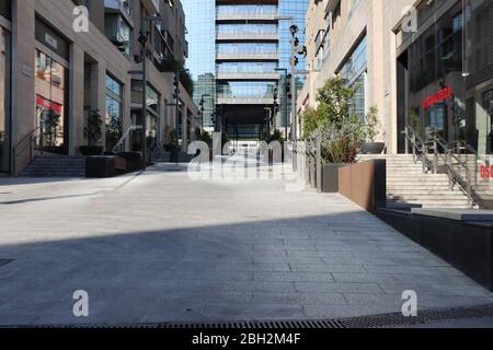 Milano in blocco per l'emergenza Covid 19. Negozi chiusi e strade vuote in una delle zone commerciali più alla moda. Foto Stock