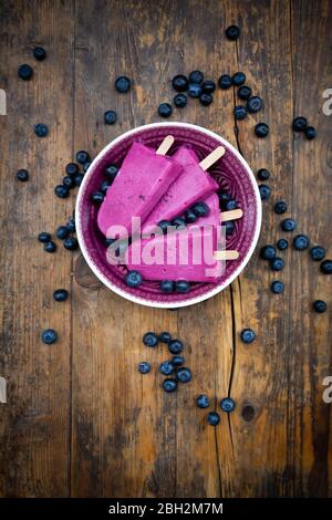 Secchio di popsicle di mirtillo fatte in casa Foto Stock