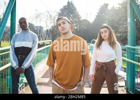 Giovani ballerini che si esibiscono in un parco skate Foto Stock