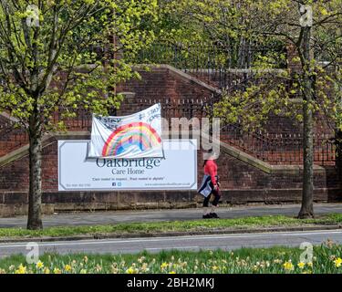 Glasgow, Scozia, Regno Unito, 23 aprile 2020: Le morti crescenti della casa di cura hanno visto un sostegno per l'arcobaleno di NHS comparire sulla casa di cura di Oakbridge e una casa di asilo di Alltots sulla strada occidentale grande con i disegni della finestra e un saluto calcato nelle case nella zona. Gerard Ferry/Alamy Live News Foto Stock