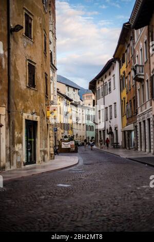 Trento, Italia - 15 agosto 2019: Vista degli edifici colorati di Trento Foto Stock